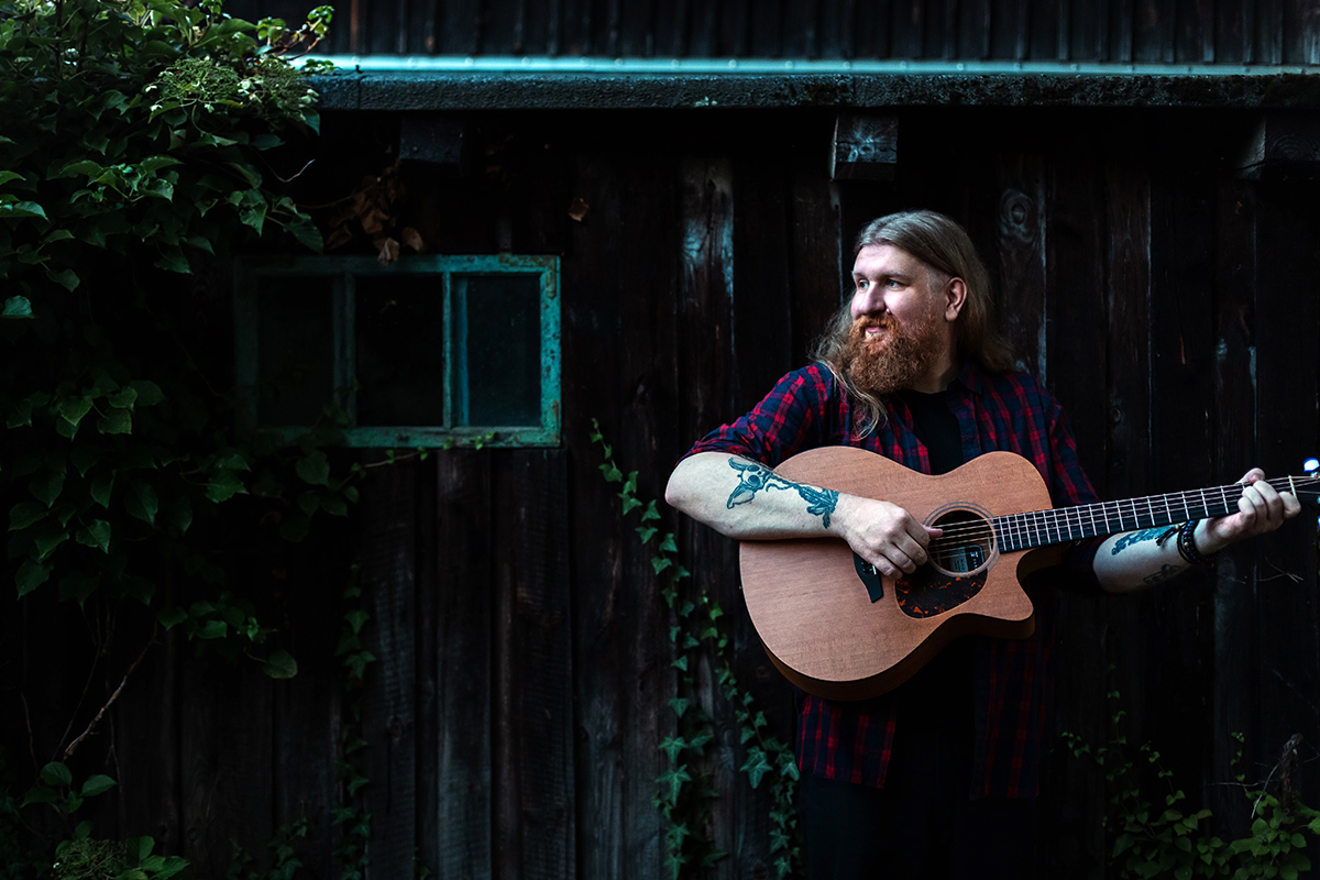 Danny Von Vegen – Vor Holzwand